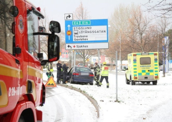 Gävle: Bil körde in i vägskylt