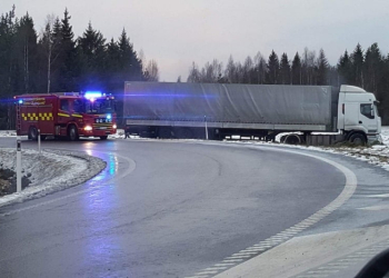 Söderala: Lastbil körde i diket