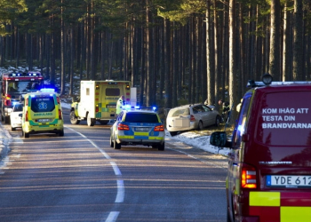 Årsunda: Bil körde in i träd