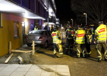 Sandviken: Bil körde in i hus