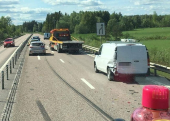 Kungsgården: Två bilar kolliderade på E16