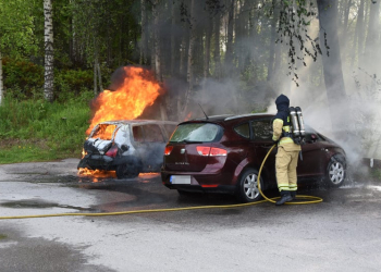 Ljusne: Två bilar förstörda i brand