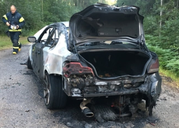Trönö: Bilbrand på väg 652