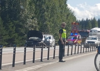 Bergby: Bil körde in i mitträcket