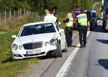 Ljusne: Bil körde in i mitträcket