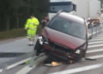 Tönnebro: Bil körde in i mitträcket
