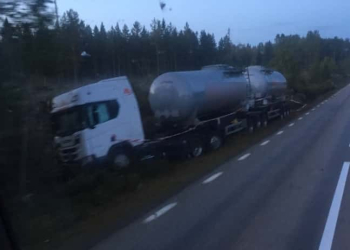 Maråker: Lastbil körde av väg 583