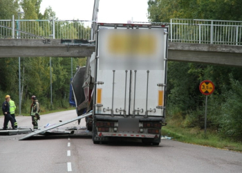 Gävle: Lastbil körde in i viadukt