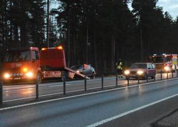 Tönnebro: Bil körde in i mitträcket
