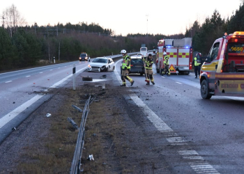 Enånger: Bil i mitträcket – Tre till sjukhus