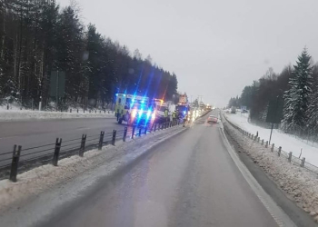 Hudiksvall: Personbil körde in i mitträcket