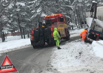 Söderhamn: Lastbil i diket på Tvärleden