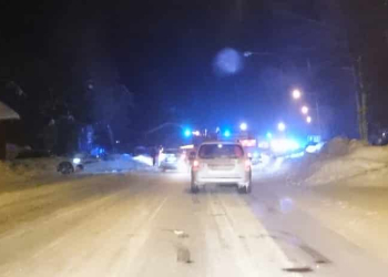 Glössbo: Bil körde in i husvägg