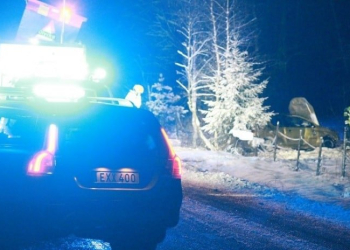 Älvkarleby: Personbil voltade på väg 76