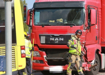 Gävle: Buss och lastbil i kollision