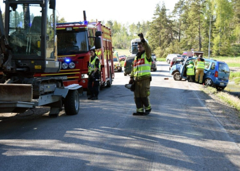 Söderhamn: Bilist körde in i traktorsläp