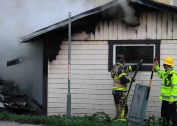 Gävle: Brand i bil och sophus