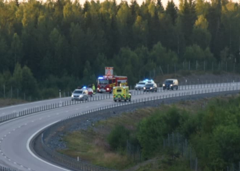 Enånger: Personbil voltade ut i skogen och fattade eld