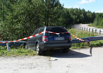 Norrala: Singelolycka på väg 583 – Föraren sprang från platsen