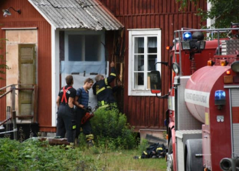Stråtjära: Glödbrand efter blixtnedslag