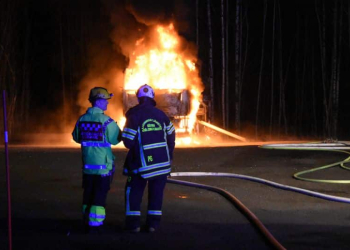 Holmsveden: Brand i lastbil och verkstadsbyggnad