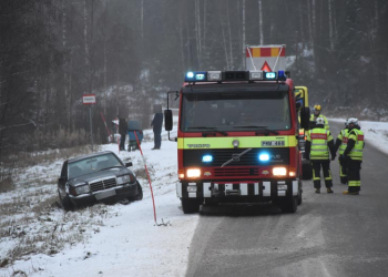 Kilafors: Bil i diket på väg 621
