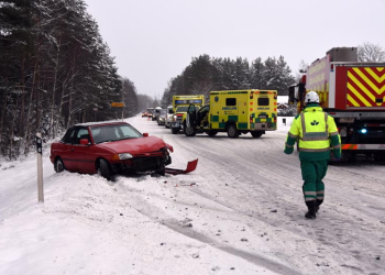 Glössbo: Tre bilar i krock på väg 50