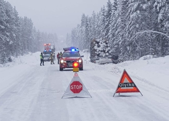 Ljusdal: Lastbilar i diket på väg 83 och 84
