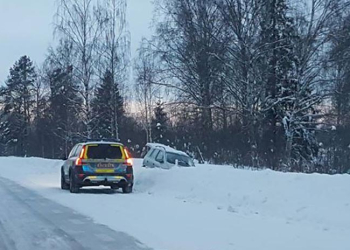 Mo: Bil i diket utmed väg 50