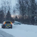Mo: Bil i diket utmed väg 50