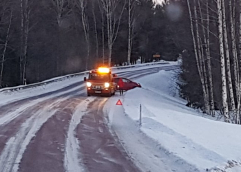 Söderala: Bil i diket på väg 633