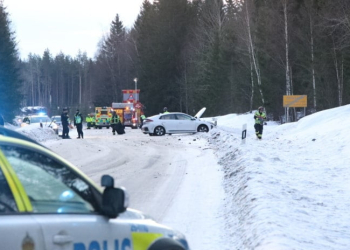 Älvkarleby: Fyra bilar i olycka på väg 76