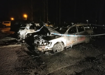 Sandviken: Tre bilar brann på Smultronbacken