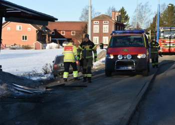 Glössbo: Personbil körde genom busskur