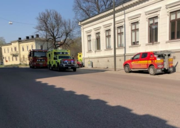 Söderhamn: Bilist kört in i husvägg