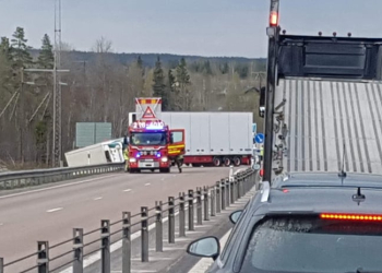 Hudiksvall: Lastbil välte på E4