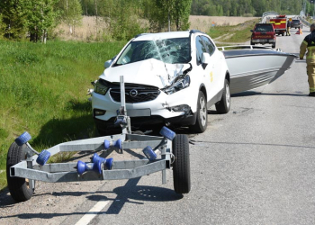 Söderhamn: Tappade båttrailer – Träffade mötande bil