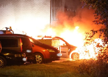 Gävle: Fyra bilar brann på Smultronvägen