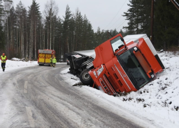 Järbo: Lastbil och personbil krockade på väg 302