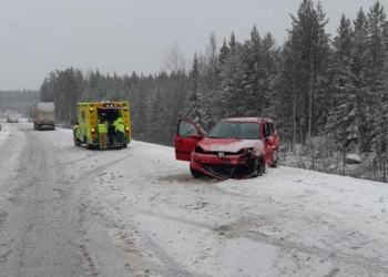 Norrala: Lastbilar och personbil i olycka