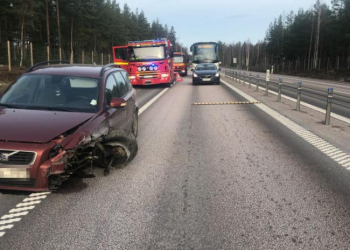 Tönnebro: Bilist körde in i mitträcket
