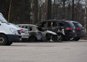 Gävle: Flera bilar brann på Nobelvägen