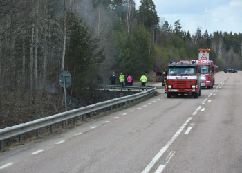 Enånger: Gräsbrand utmed väg 583
