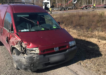 Vallvik: Kollision mellan lastbil och personbil