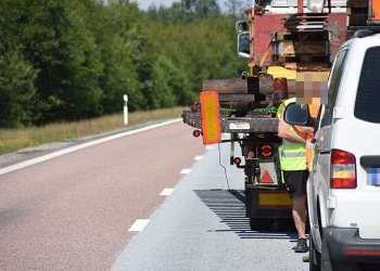 Enånger: Lastbil och personbil kolliderade på E4