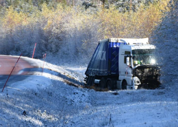 Edsbyn: Lastbilsolycka på väg 50