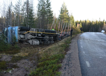 Los: Timmerbil och personbilar i olycka på väg 310