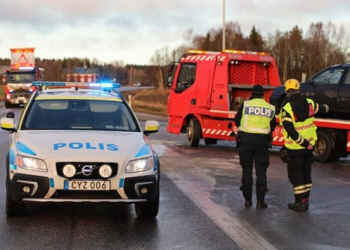 Bergby: Lastbil och personbil kolliderade