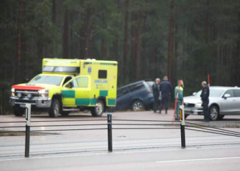 Gävle: Bil i diket utmed E4