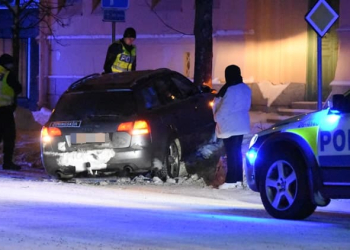 Söderhamn: Personbil kolliderade med träd